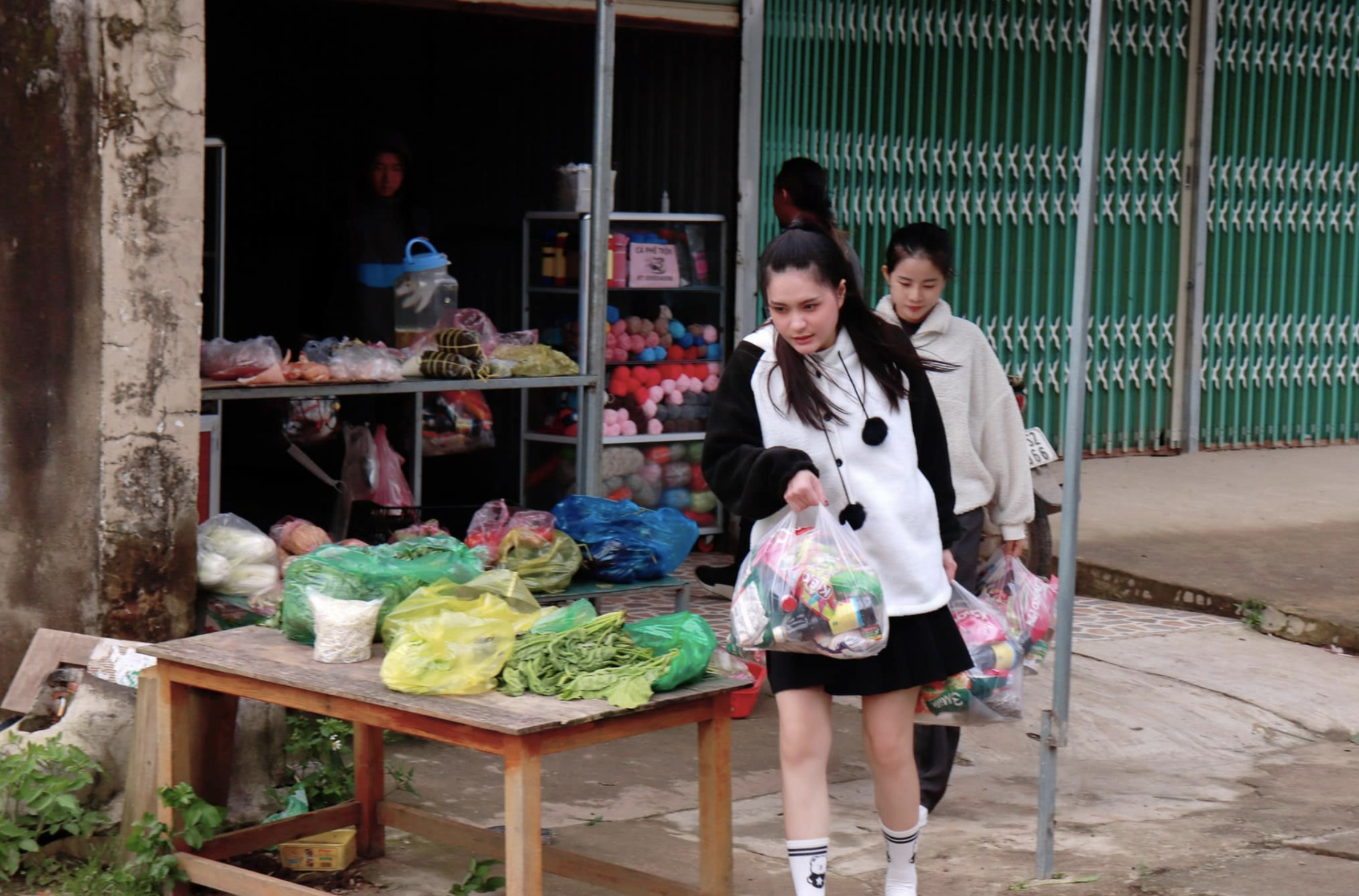 Thay vì xây chung cư hàng trăm phòng cho người nghèo, Đoàn Di Băng lại thay đổi kế hoạch và cho biết sẽ bắt đầu dự án thiện nguyện giúp đỡ đồng bào vùng núi, vùng cao... Dự án này sẽ kéo dài đến khi vợ chồng cô cạn ngưng sách